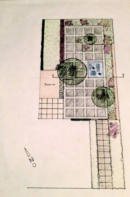 Handgetekend tuinontwerp op papier met terras, borders, bomen en een gazon, ingekleurd met potlood